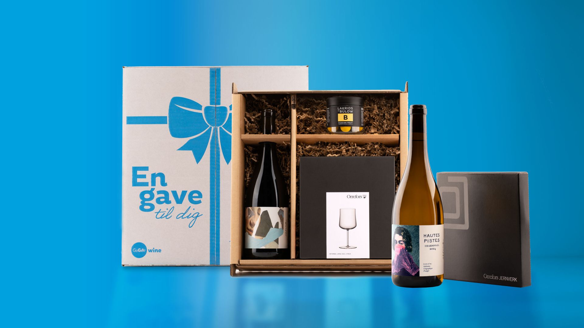 En gruppe venner sk&aring;ler med glas r&oslash;dvin i udend&oslash;rs omgivelser.